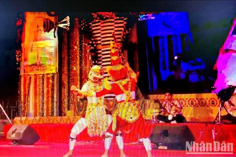 Vietnamese artists perform in India 