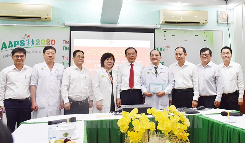 Ho Chi Minh City leaders visit Prof. Doctor Tran Dong A (sixth from left) at Nhi dong (Children) Hospital 2 (Photo: hcmcpv.org.vn)