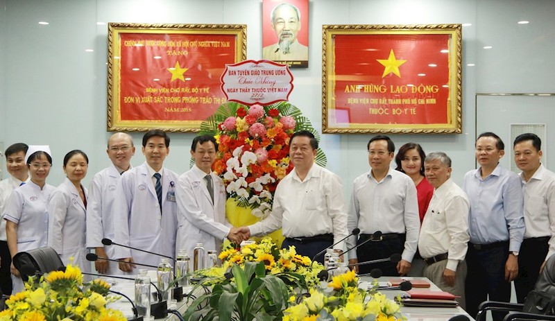 Secretary of the Party Central Committee and Head of the Party Central Committee’s Commission for Communication and Education Nguyen Trong Nghia at Cho Ray Hospital. (Photo: hcmcpv.org.vn)
