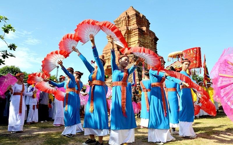 Young Cham women perform their traditional dances at Kate Festival, held at the foot of Po Sha Inu tower, Phan Thiet city, Binh Thuan province. (Photo: Dinh Chau)
