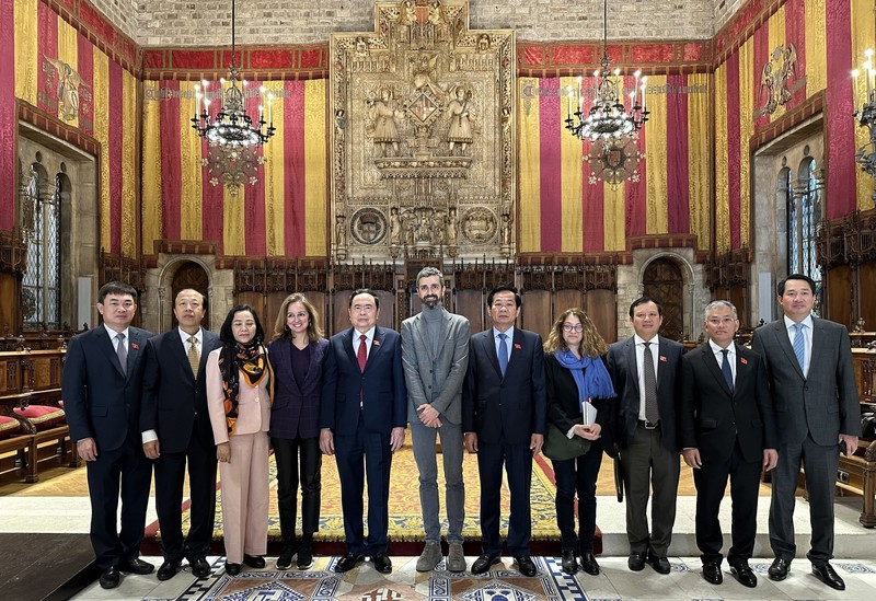 Permanent Vice Chairman of the National Assembly Tran Thanh Man (fifth from left) posing for a photo with Barcelona's leading officials (Photo: VNA)