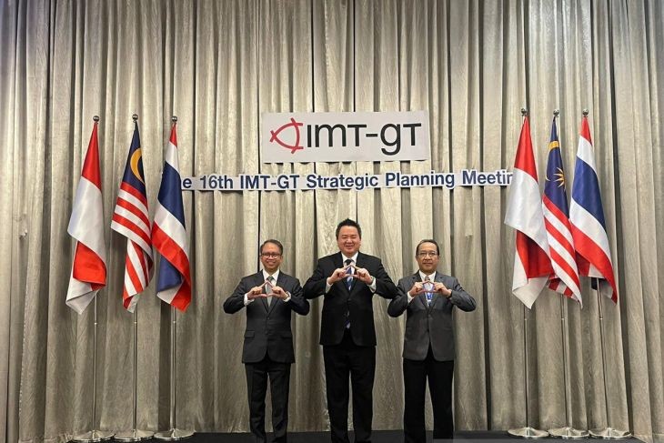 Deputy for Coordination of International Economic Cooperation of the Coordinating Ministry for Economic Affairs Edi Prio Pambudi (left) during the Strategic Planning Meeting IMT-GT in Bangkok, Thailand, on March 21, 2023. (Photo: ANTARA)