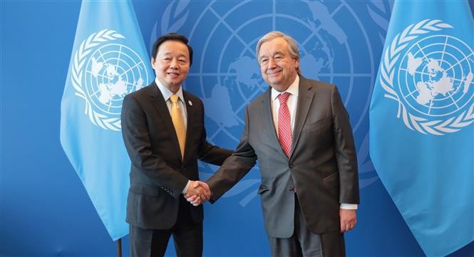 Deputy Prime Minister Tran Hong Ha (L) and UN Secretary-General António Guterres. (Photo: VNA)