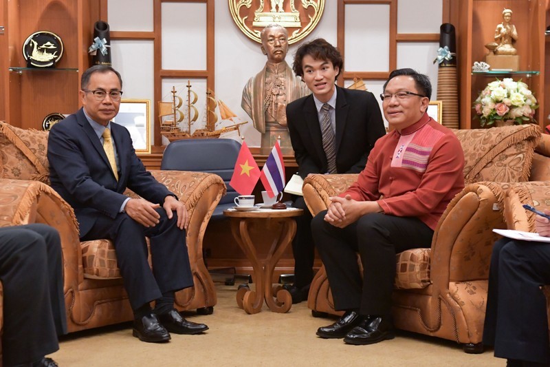 Vietnamese Ambassador to Thailand Phan Chi Thanh meets with Nirat Phongsittithaworn, Governor of Chiang Mai province, on March 22. (Photo: NDO)
