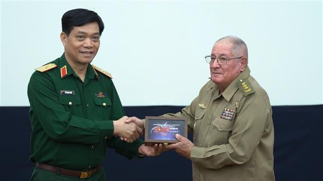 Major General Do Thanh Phong (L), deputy head of the comunications and training department at the General Department of Politics under the Vietnam People's Army, and Minister of the Revolutionary Armed Forces Senior Lieutenant General Alvaro Lopez Miera at the event (Photo: VNA)