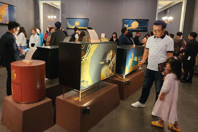 Visitors at the exhibition (Photo: NDO/Thu Hang)