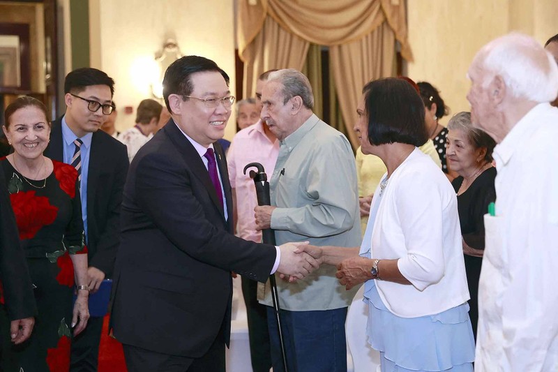 National Assembly Chairman Vuong Dinh Hue and delegates at the meeting (Photo: VNA)