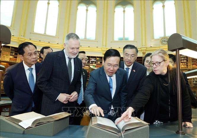 President Vo Van Thuong visits the British Museum. (Photo: VNA)