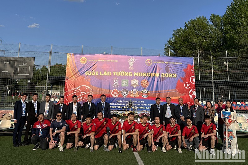 Nearly 200 Overseas Vietnamese join football tournament in Russia 