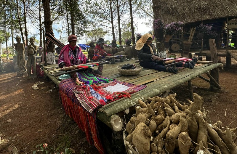 Local women weaving brocade in Mang Den Township in Kon Plong District, Kon Tum Province (Photo: thanhnien.vn)