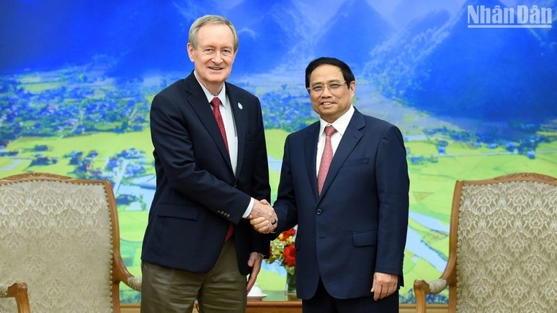 Prime Minister Pham Minh Chinh (R) and US Senator Mike Crapo (Photo: NDO)
