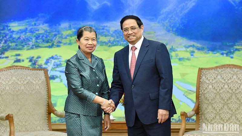 Prime Minister Pham Minh Chinh (R) and Samdech Kittisangahapundit Men Sam An, who is Deputy Prime Minister, Minister of the National Assembly - Senate Relations and Inspection of Cambodia (Photo: NDO/Tran Hai)
