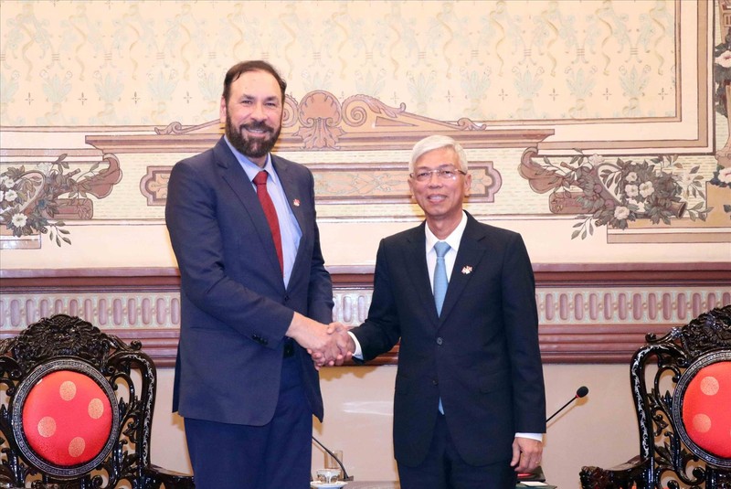 Vice Chairman of the Ho Chi Minh City People’s Committee Vo Van Hoan receieves Jagrup Brar, Minister of State for Trade at the Ministry of Jobs, Economic Development and Innovation in the Canadian province of British Columbia. (Photo: VNA)