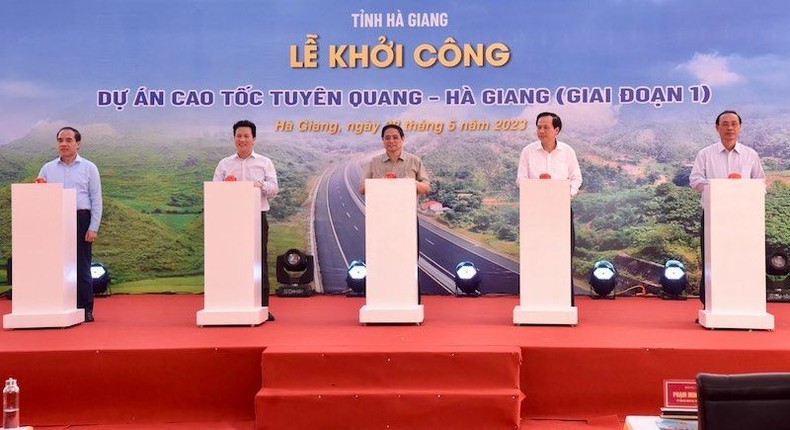 PM Pham Minh Chinh (C) attends groundbreaking ceremony of Tuyen Quang-Ha Giang expressway (Photo: NDO/Tran Hai)