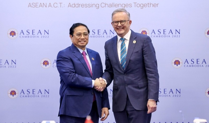 Vietnamese Prime Minister Pham Minh Chinh (L) meets with Australian Prime Minister Anthony Albanese on the sidelines of the 40th and 41st ASEAN Summits in Cambodia (Photo: VNA)