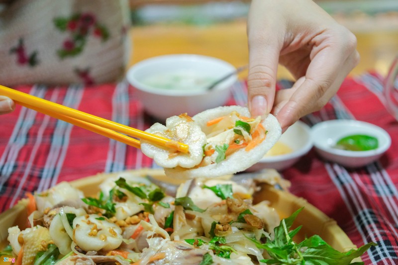 Mangosteen chicken salad: A speciality of Binh Duong (Photo: zingnews.vn)