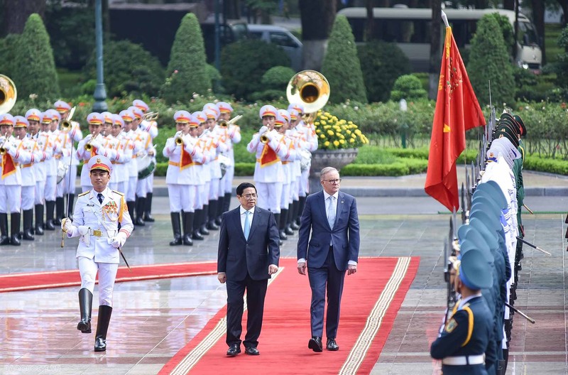 The two Prime Ministers review the honour guards at the welcome ceremony (Photo: baoquocte.vn) 