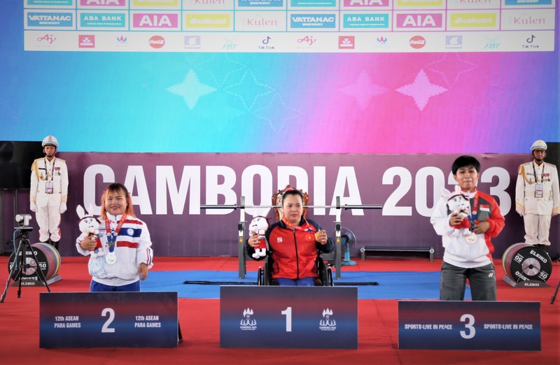 Weightlifter Dang Thi Linh Phuong (centre) wins a gold medal at the 12th ASEAN Para Games on June 4. (Photo: VNA)