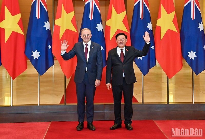 NA Chairman Vuong Dinh Hue (R) and Australian PM Anthony Albanese in Hanoi on June 4 (Photo: NDO/Duy Linh)