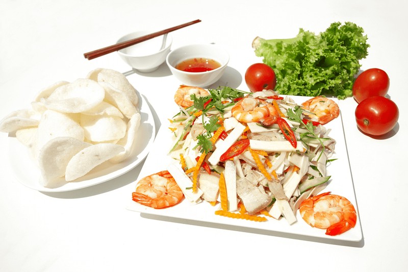 ‘Goi cu hu dua’ (coconut core) salad is a specialty of Ben Tre, the home of coconuts in Vietnam.