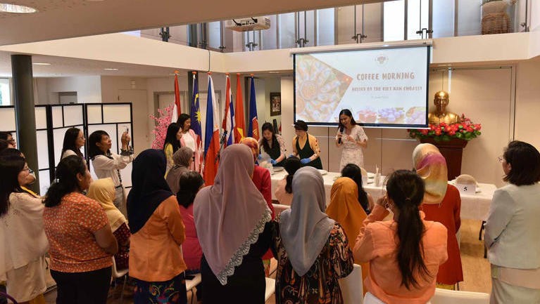 Spouses of Vietnamese diplomats and female diplomats of the Vietnamese Embassy in the Netherlands at the event (Photo: VNA)