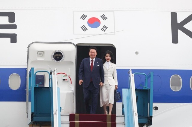 RoK President Yoon Suk-yeol and his spouse arrive in Hanoi on the morning of June 22, starting an visit to Vietnam at the invitation of President Vo Van Thuong. 