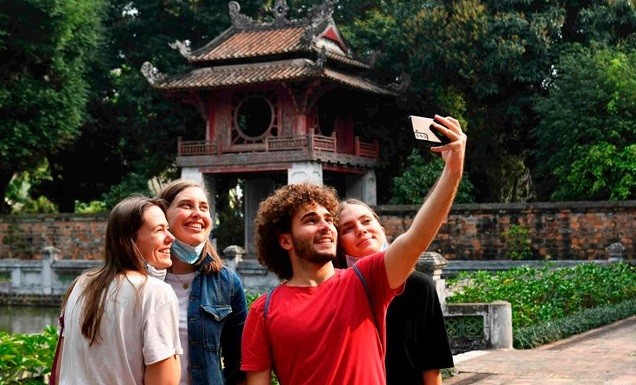 Foreign visitors take a selfie at a tourism site in Hanoi (Photo: hanoimoi.com.vn)