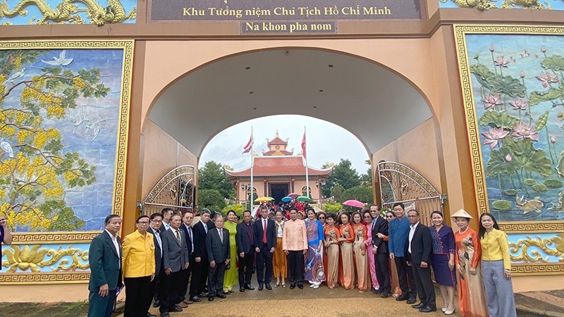 Delegates pose for a photo in front of the President Ho Chi Minh Monument in Nakhon Phanom’s Nong Yat commune. (Photo: NDO)