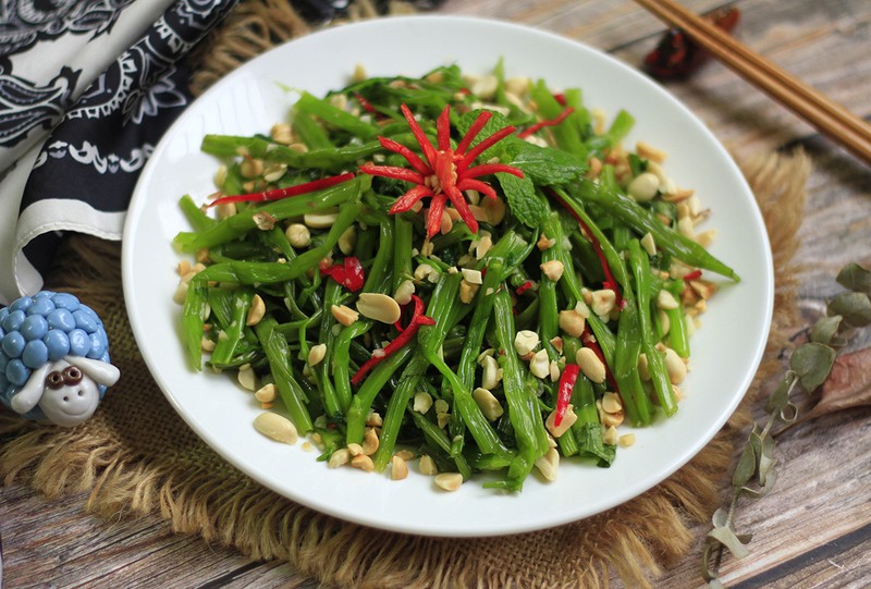 Water spinach salad has a captivating green hue. (Photo: VnExpress/Bui Thuy)