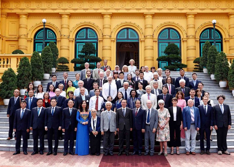 President Vo Van Thuong and international and Vietnamese scientists attending the international scientific conference "Windows on the Universe" take a joint photo at the Presidential Palace in Hanoi on August 12 (Photo: VNA)