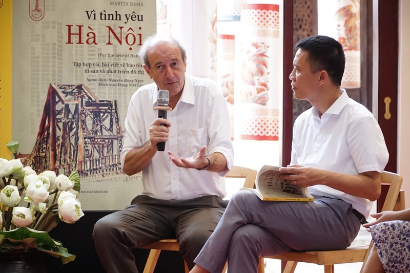 Author Martín Rama (left) speaking at the launch of his new book. (Photo: Anh Vu)