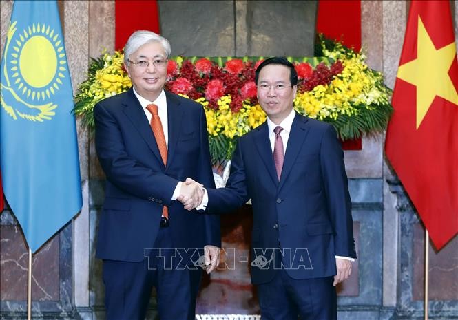 President Vo Van Thuong (R) and his Kazakh counterpart Kassym-Jomart Tokayev at the official welcome ceremony for the latter in Hanoi on August 21 (Photo: VNA)