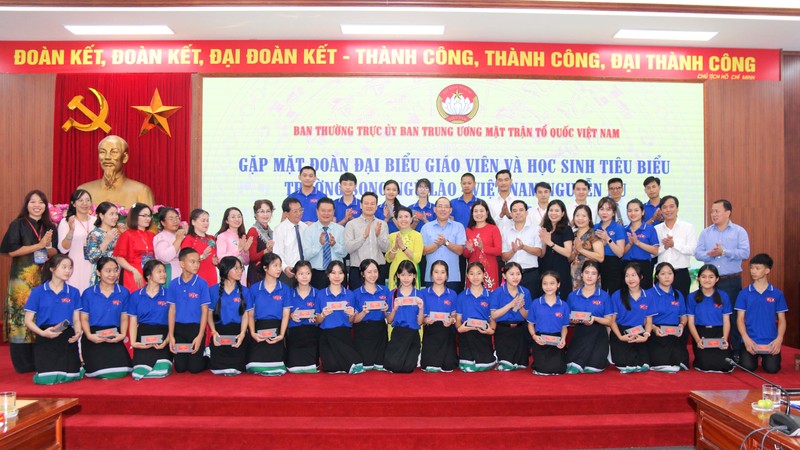 Vice President of the Vietnam Fatherland Front Central Committee Hoang Cong Thuy had a meeting with teachers and students of the Nguyen Du Lao-Vietnamese bilingual schoo.(Photo: daidoanket.vn)