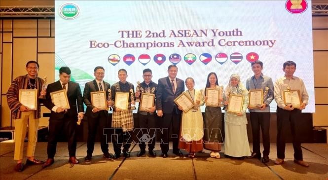 Individuals honoured at 2nd ASEAN Youth Eco-Champions Award (Photo: VNA)