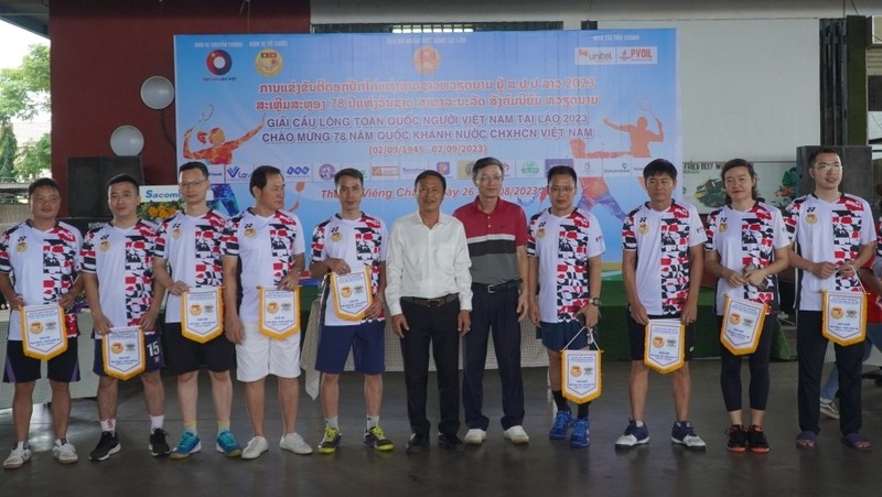 Participants at the national badminton tournament for Vietnamese people in Laos. (Photo: VOV)