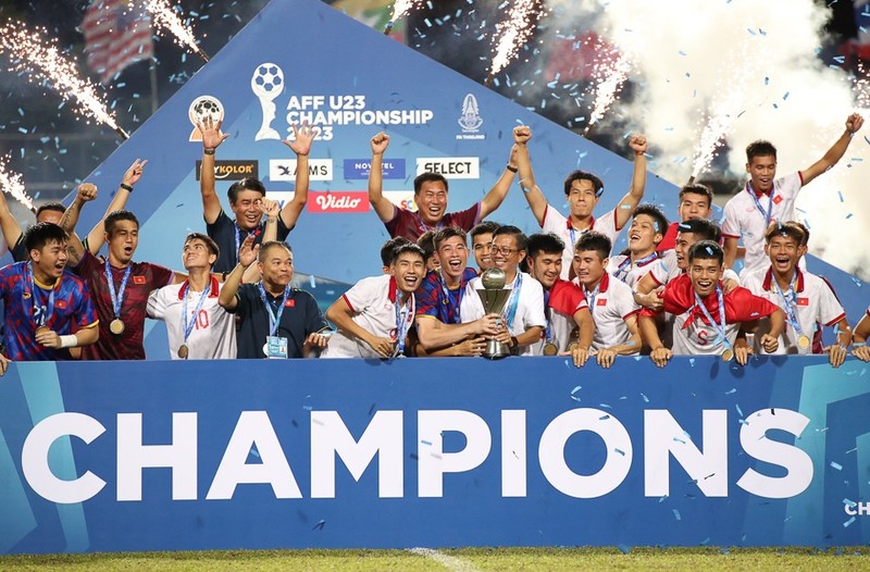 Vietnam celebrate with the AFF U23 Championship trophy after beating Indonesia in a tense final match on August 26. (Photo: VFF) 