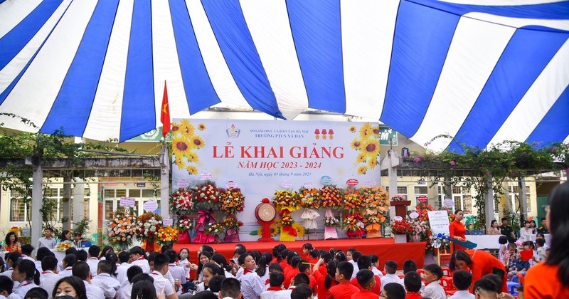 Overview of the new academic year opening ceremony at Xa Dan school.