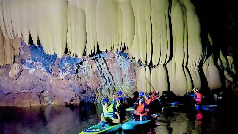 Inside the freshly discovered cave. (Photo: VNA)