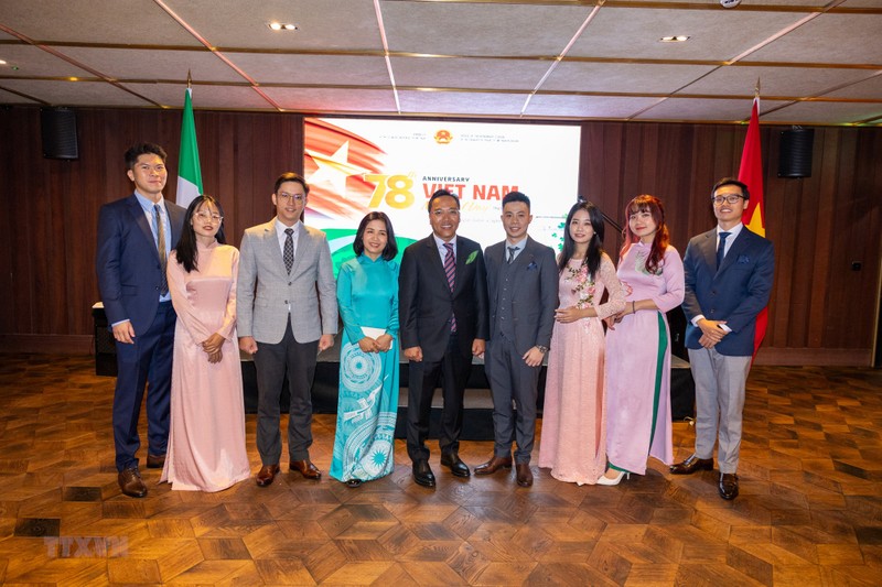Vietnamese Ambassador to the UK and Ireland Nguyen Hoang Long and members of the Interim Executive Committee and Advisory Board of the Vietnamese Students Association in Ireland. (Photo: VNA)