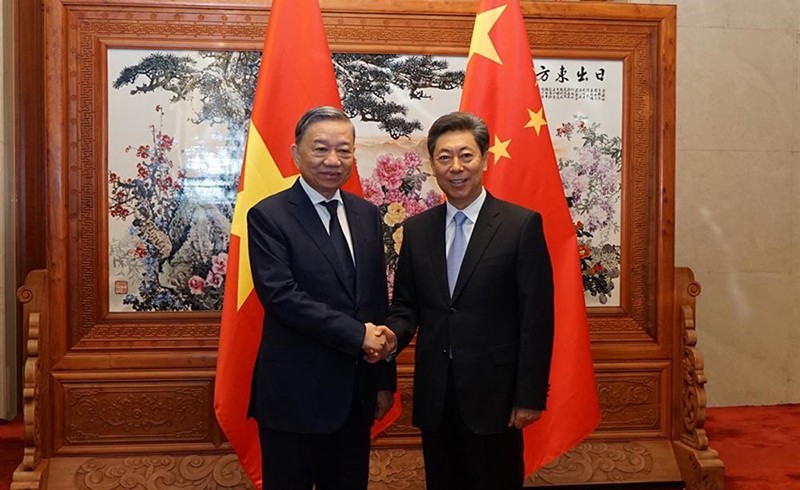 Minister of Public Security Gen. To Lam (L) and Secretary of the Political and Legal Affairs Commission Chen Wenqing (Photo: VNA)