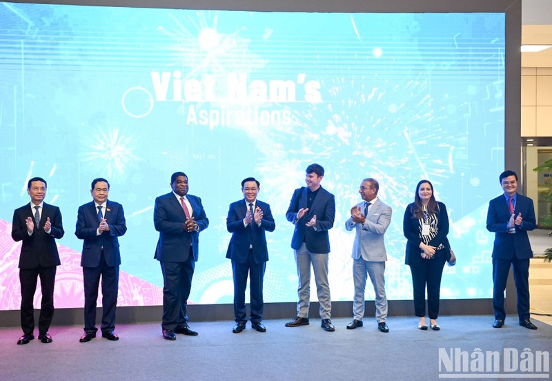 NA Chairman Vuong Dinh Hue (fourth, left) and participants at the opening ceremony of the exhibition. (Photo: NDO)