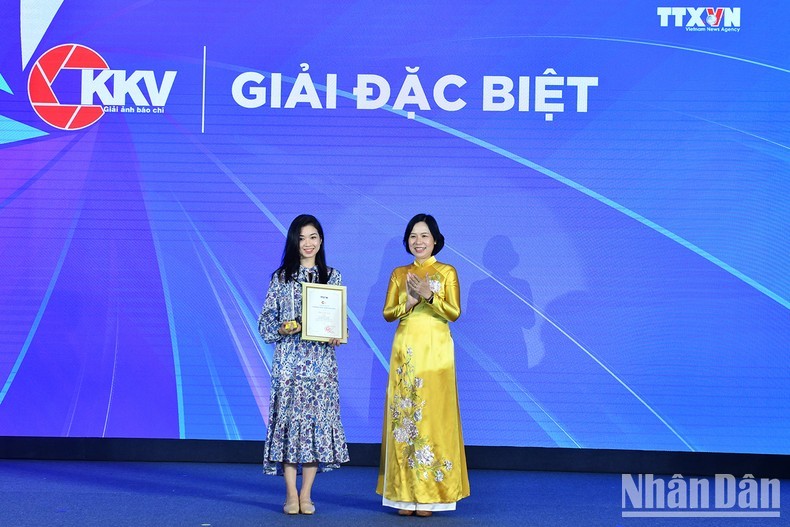 VNA General Director and Chairwoman of the Award Council Vu Viet Trang (R) presents the special prize to a representative of author Nguyen Tien Anh Tuan. (Photo: NDO)