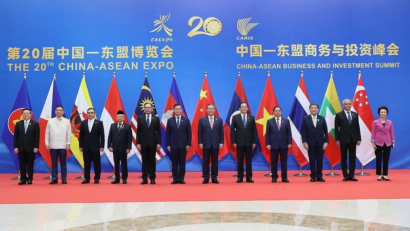 Prime Minister Pham Minh Chinh (ninth from left), together with leaders and officials of China and ASEAN countries, attended the opening ceremony of the 20th China-ASEAN Expo (CAEXPO) and China-ASEAN Business and Investment Summit (CABIS) in Nanning city, China's Guangxi province, on September 17. (Photo: baoquocte.vn)