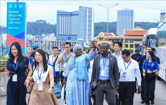  Delegation of Global Conference of Young Parliamentarians visits Ha Long Bay (Photo: VNA)