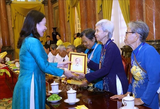 Vice President Vo Thi Anh Xuan presents gifts to revolutionary contributors at the event (Photo: VNA)