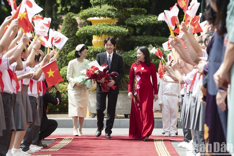 Vice President Vo Thi Anh Xuan welcomes Japanese Crown Prince and Crown Princess.