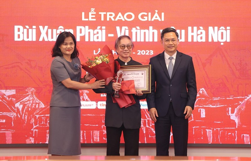 People’s Artist director Dang Nhat Minh (centre) wins the Grand Prize at the annual Bui Xuan Phai Awards ceremony held in Hanoi on October 5. (Photo: VNA)