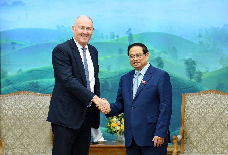 PM Pham Minh Chinh (R) and Chairman of John Swire & Sons Limited Guy Bradley in Hanoi on October 24. (Photo: NDO)