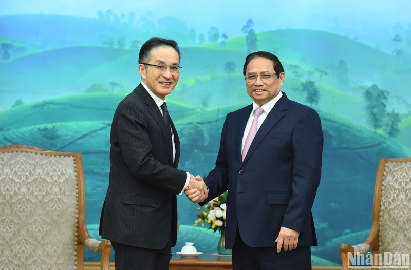 Prime Minister Pham Minh Chinh (R) receives President and CEO of Japan's Marubeni Corporation Masumi Kakinokiat in Hanoi on November 13. (Photo: NDO)