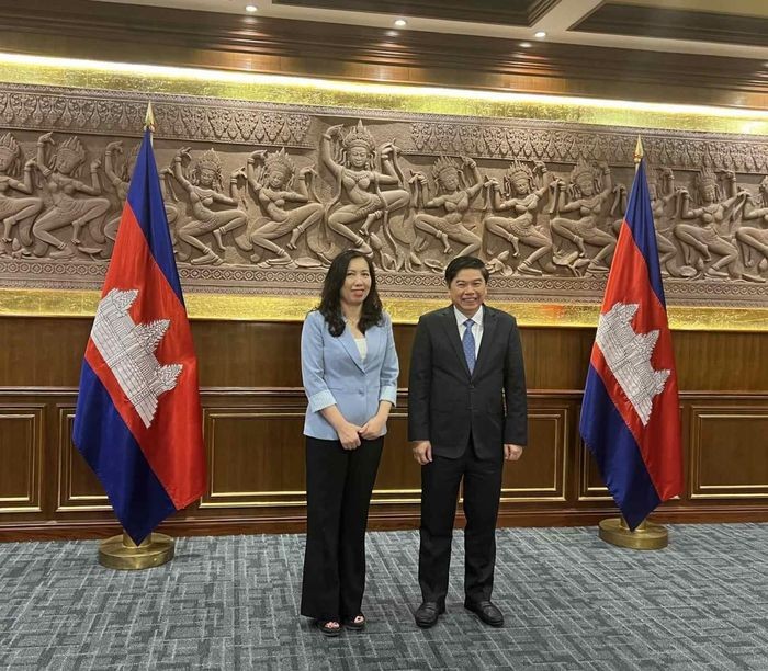 Deputy Foreign Minister Le Thi Thu Hang (L) and Permanent Secretary of State of Cambodia’s Ministry of Foreign Affairs and International Cooperation Sea Kosal (Photo: baoquocte.vn)